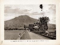61 Gezicht op de Singgalang met Kota Toea aan den voet van den berg Sumatra